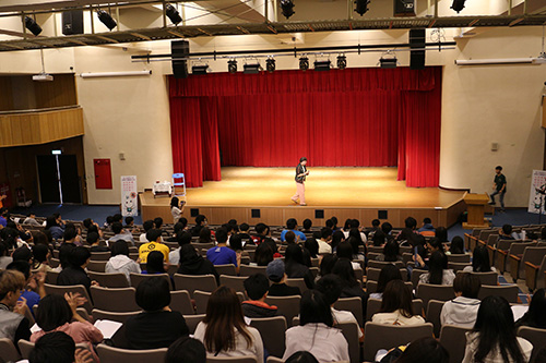 饒夢霞精彩講演吸引近500名學生參加