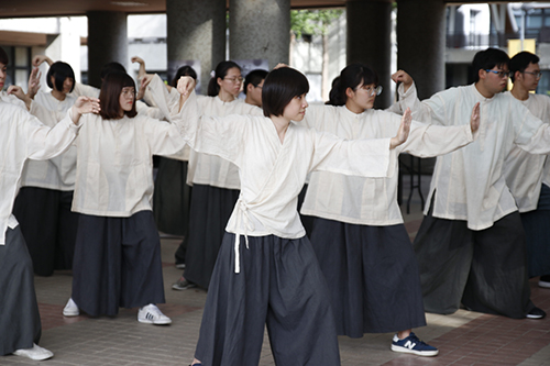  雲科大師生個個精神抖擻的演示「新簡易太極二十四式」