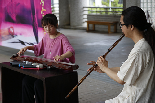  古琴黃鴻文老師，父女檔一同演奏「梅花三弄」曲子