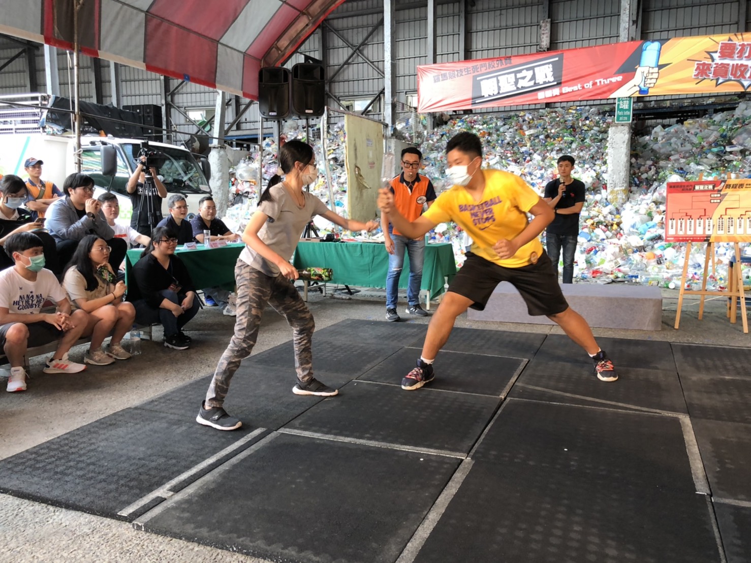 「羅馬競技生死鬥校外賽-朝聖之戰」對戰中女選手表現出靈巧不讓鬚眉的精神，並勇於參戰。    圖：新北市環保局提供