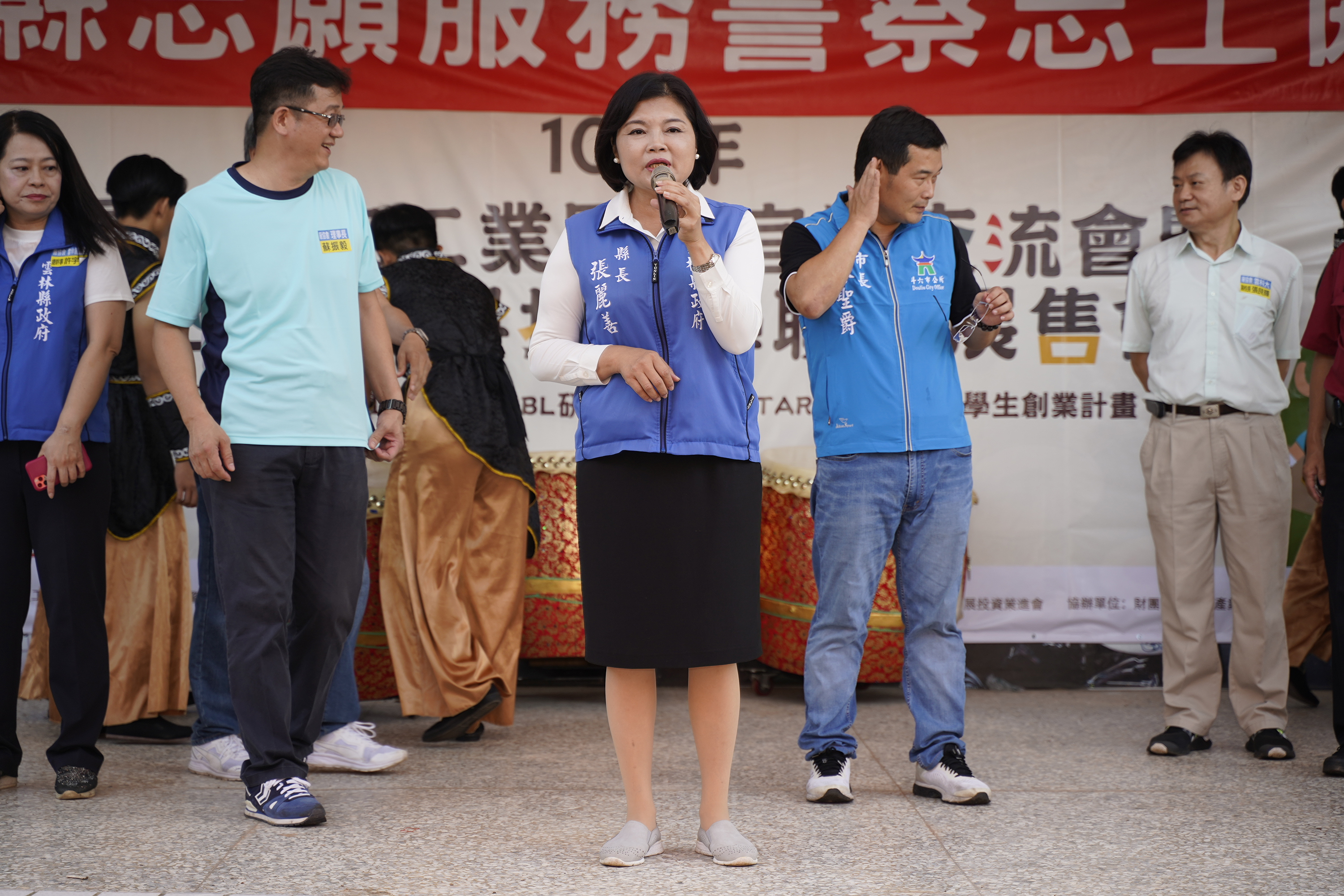 雲林縣張麗善縣長為華山健走致詞