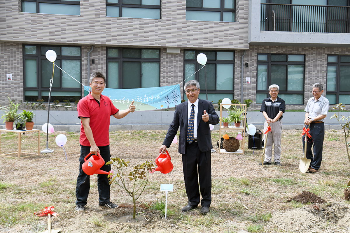 校長楊能舒與綠色冀泉陳宇華執行長，攜手共同在校園種下金新木薑子