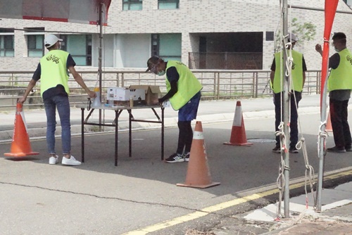 宿舍出入口進行車輛與人員管制