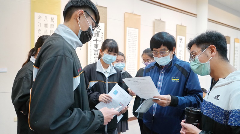 書法家黃昭善(右二)與石榴國中師生交流