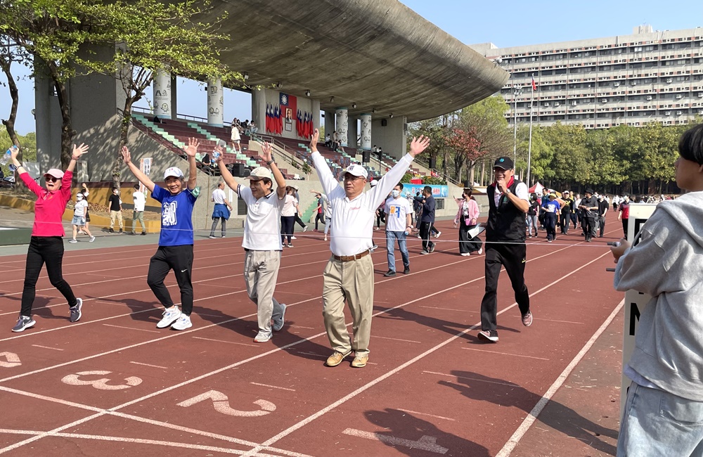 楊能舒校長(右1)帶領主管400公尺競走抵達終點