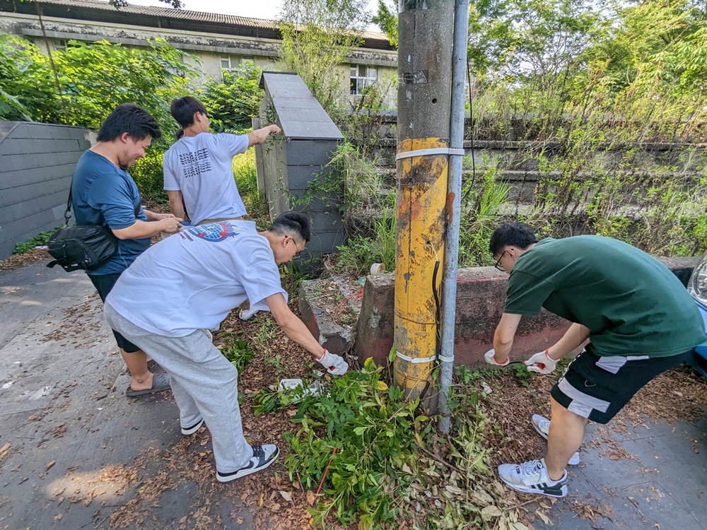 淨溪行動路線一：同學們為競馬場遺址除草