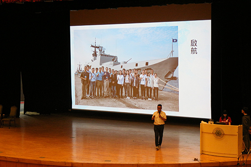 王志星介紹前往太平島康定級軍艦交通工具