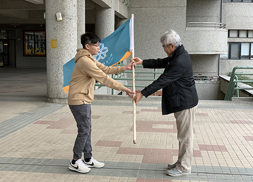 蔡佐良學務長授予校旗給營隊代表