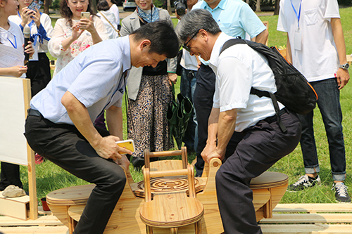 設計學院黃世輝院長及臺大林管處劉興旺副處長一同體驗學生作品