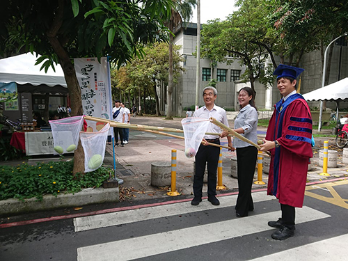 雲林縣謝淑亞副縣長、方國定副校長、設計學院黃世輝院長一同打芒果